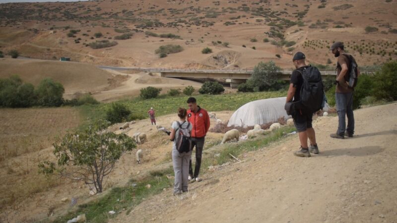 Técnicos de la Asociación Faunatura entrevistan a un ganadero marroquí para conocer que especies de fauna suele observar en su día a día